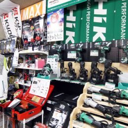 秋本産業の店内。各メーカーの電動工具を並べて陳列している