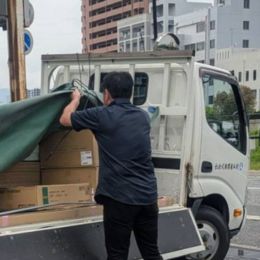 秋本産業の配送車。荷台にシートを掛けて出発の準備をしている