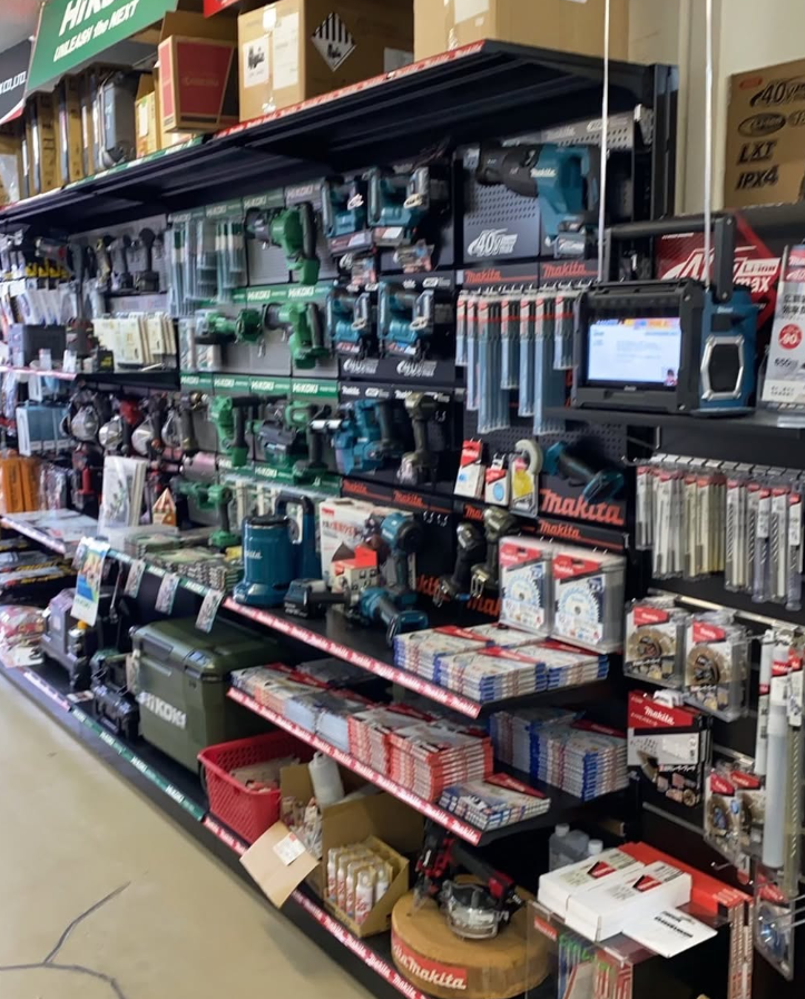秋本産業の店内。電動工具を壁面と棚に陳列している