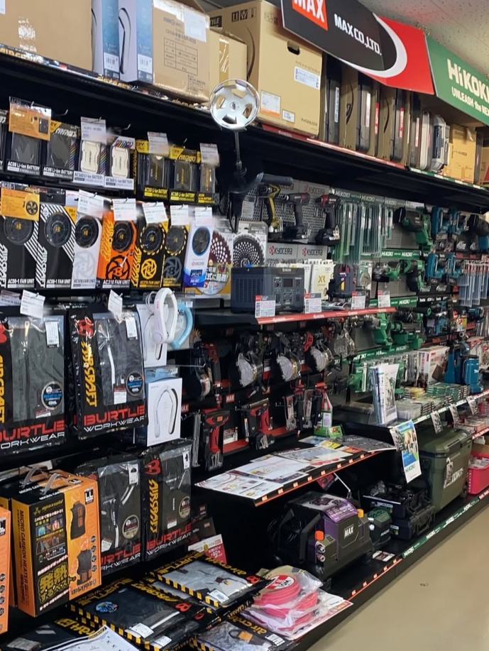 秋本産業の店内。電動工具の関連部品を陳列棚へ収めている